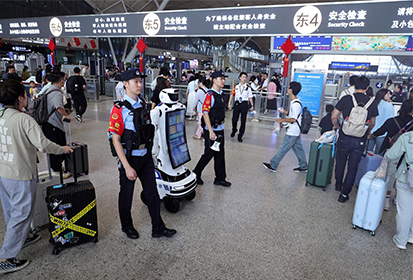 盛视机器人“警宝”国庆护航首秀获央视等权威媒体广泛关注，智慧警务打造城市安全守护新典范